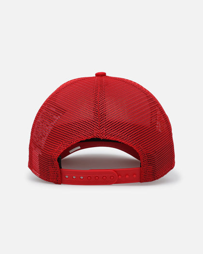 New Era Chicago Bulls 'Podium Pack' Pre-Curved Golfer Trucker Snapback Scarlett/Metallic Gold