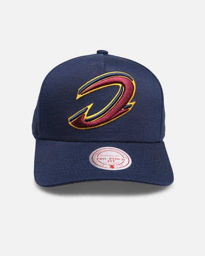 Mitchell & Ness Cleveland Cavaliers 'Upside Down Logo' Pro Pinch Snapback Navy
