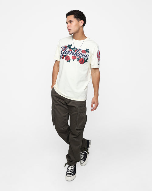 Pro Standard New York Yankees Roses T-Shirt Eggshell