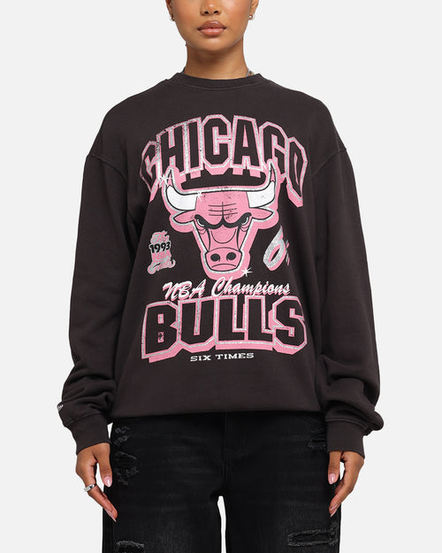 Mitchell & Ness Women's Chicago Bulls Arch Logo Crewneck Overdyed Black