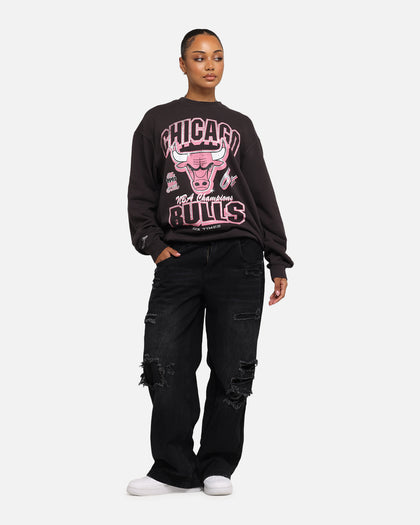 Mitchell & Ness Women's Chicago Bulls Arch Logo Crewneck Overdyed Black