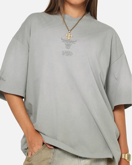 Mitchell & Ness Chicago Bulls Big Oversized Logo T-Shirt Neutral Grey