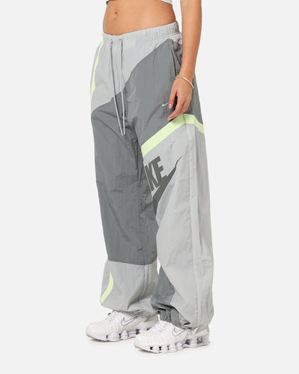 Nike Women's Sportswear Mid-Rise Street Woven Open-Hem Pants Smoke Grey