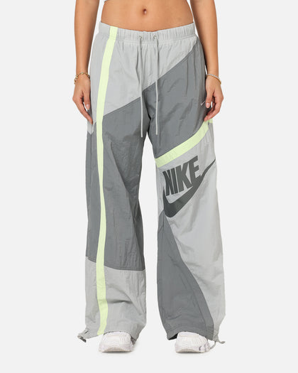 Nike Women's Sportswear Mid-Rise Street Woven Open-Hem Pants Smoke Grey