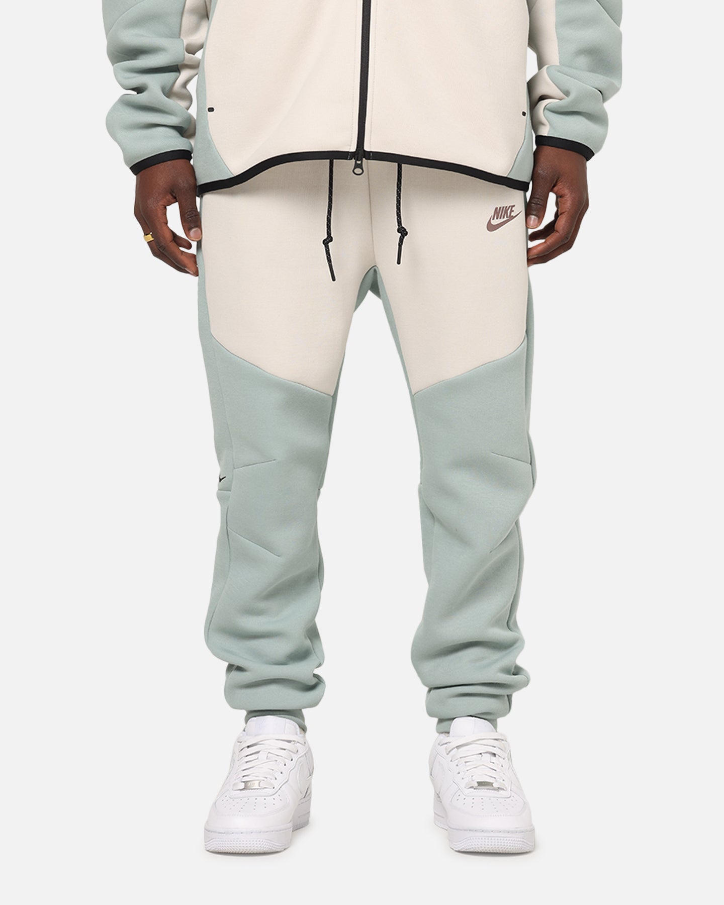 nike cuffed cargo joggers in light stone