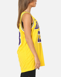 Nike Los Angeles Lakers Lebron James Dri-FIT Swingman Jersey Amarillo