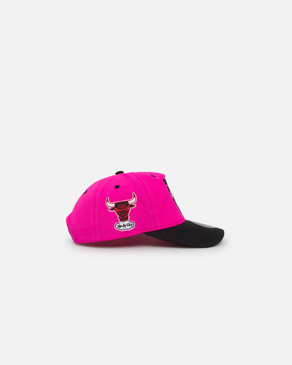 Mitchell & Ness Chicago Bulls Nylon Deadstock 2-Tone Snapback Neon Pink/Black