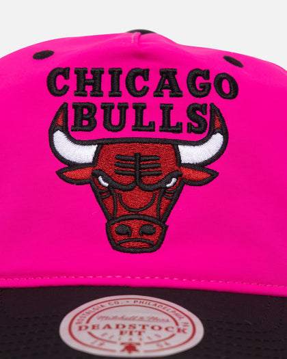 Mitchell & Ness Chicago Bulls Nylon Deadstock 2-Tone Snapback Neon Pink/Black