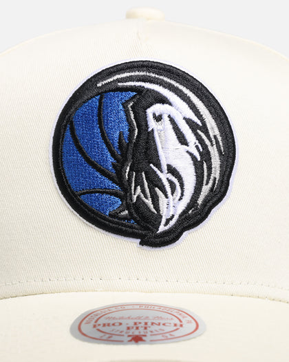 Mitchell & Ness Dallas Mavericks 'Upside Down Logo' Pro Pinch Snapback White
