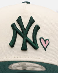 New Era New York Yankees 'Pink Satin Hearts Green' 9FORTY A-Frame Snapback Chrome/Dark Green