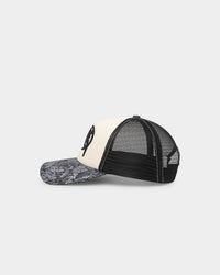 Loiter Metal Badge Trucker Off White/Black